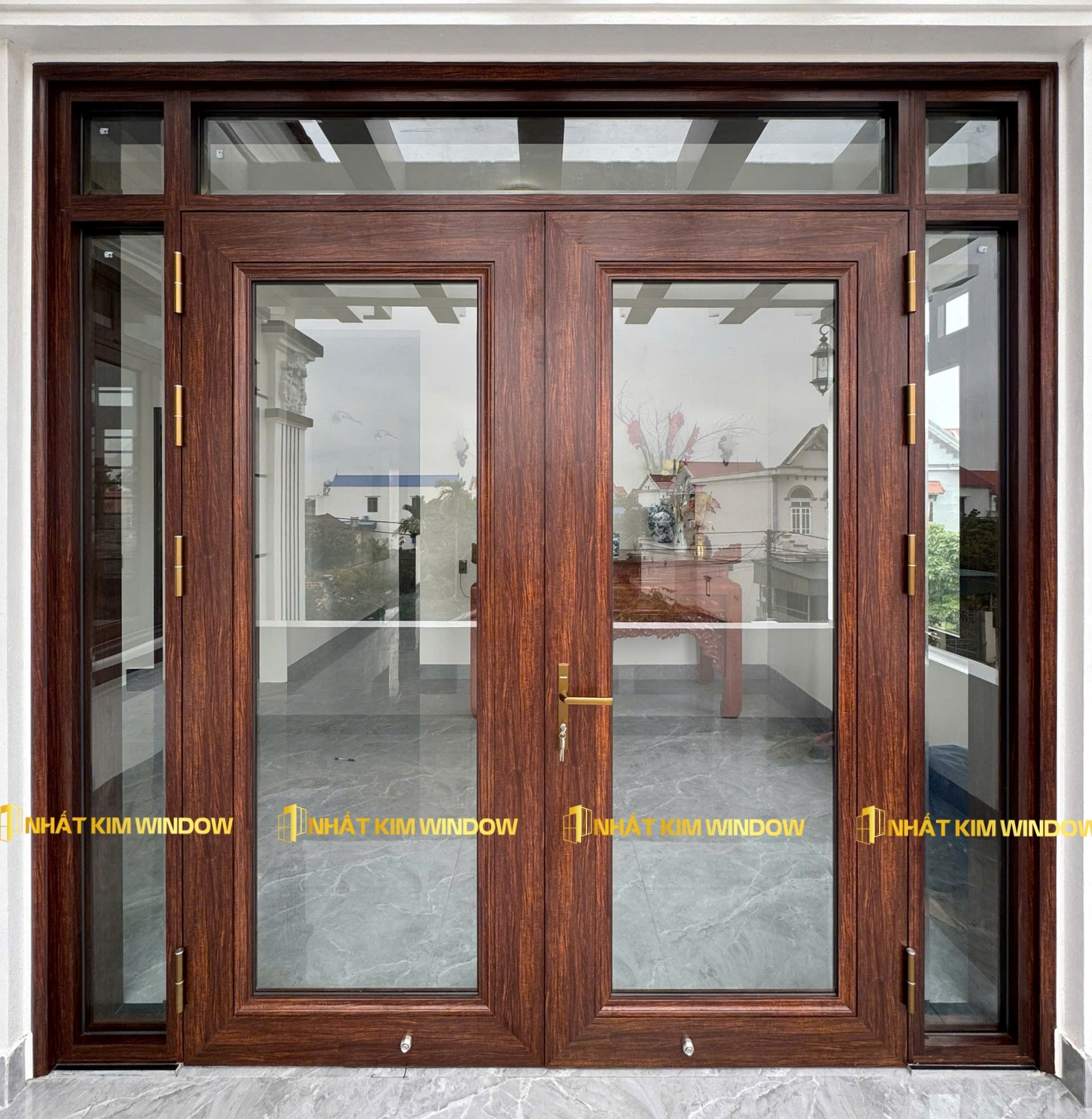 Cửa ban công phòng thờ mở quay 2 cánh - Màu vân gỗ trắc