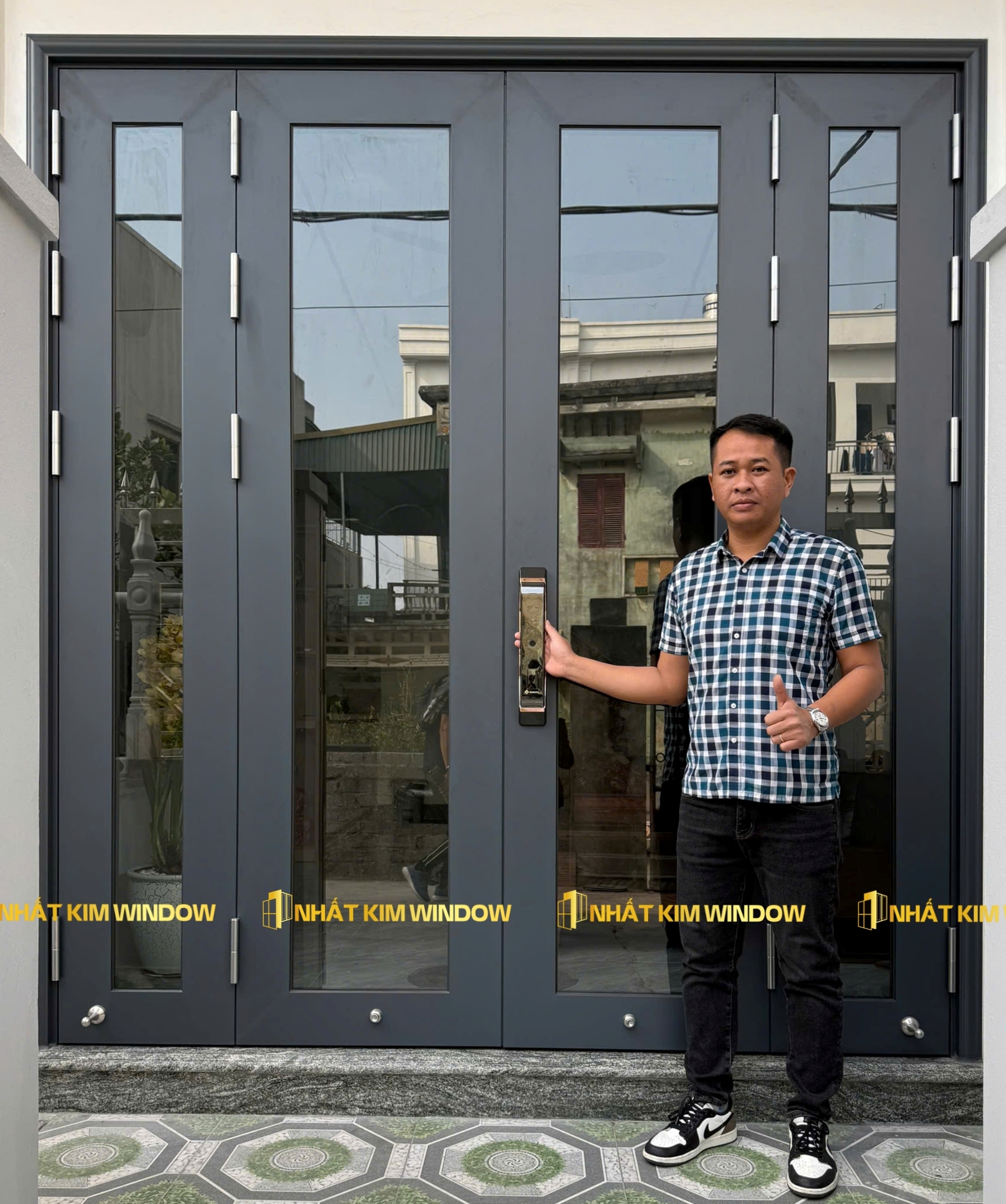 Cửa chính mở quay 4 cánh - Màu ghi xanh