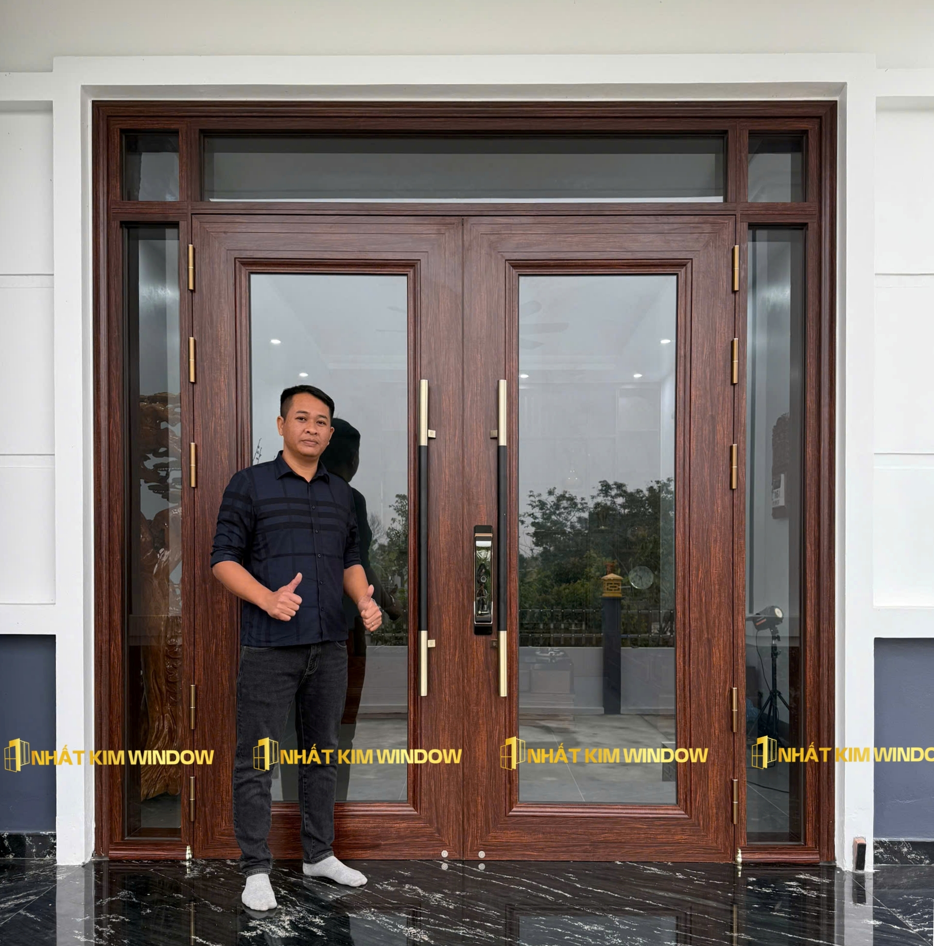 Cửa chính mở quay 2 cánh - Màu vân gỗ trắc