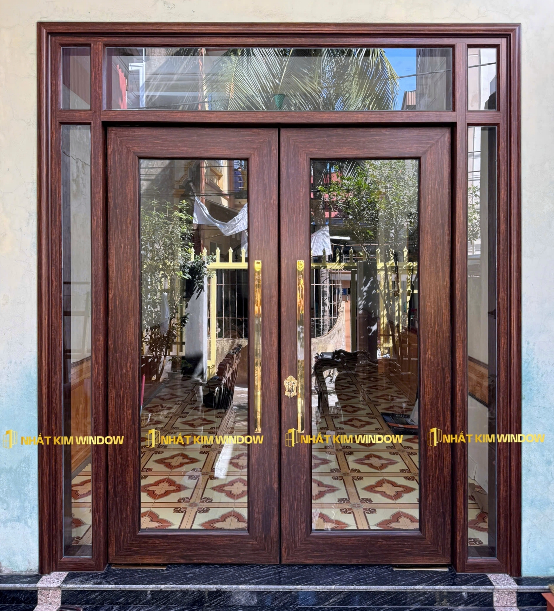 Cửa thuỷ lực màu vân gỗ trắc