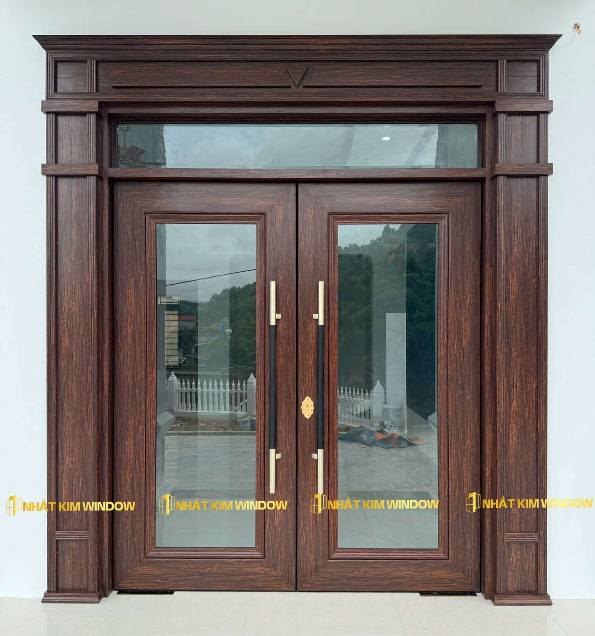 Cửa thuỷ lực màu nhôm gỗ trắc, kết hợp bộ phào đại